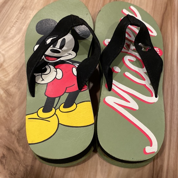 BNIB Mickey Mouse Flipflops 5/6 - Picture 2 of 8